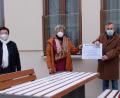 Bild: u
Erneut nehmen der Vorsitzende des Förderkreises Altenhilfe, Werner Schulz (Zweiter von rechts), Zweite Bürgermeisterin Bärbel Birner (links) und Schatzmeister Reinhold Birner (rechts) den Namenstag der heiligen Barbara zu Anlass, der Solitären Tagespflege St. Barbara eine vorweihnachtliche Freude zu bereiten. Sie überreichen an Leiterin Birgit Seidl (Zweite von links) eine Spende.