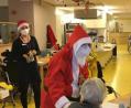 Bild: Senioren-Servicehaus Neusorg/exb
Regina Reinert (Leitung soziale Betreuung/links) und als Nikolaus Betreuungsassistentin Christine Hautmann machten den Senioren eine große Freude. .