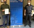 Bild: Polizei Eschenbach/exb
Der Dienststellenleiter der Polizeiinspektion Eschenbach, Werner Stopfer (rechts) freut sich, das beispielhafte Verhalten von Fabian Weissel mit einem Dankschreiben des Polizeipräsidenten und einer Belohnung würdigen zu dürfen.