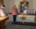 Bild: jr
Hell erleuchtet präsentierte sich anlässlich der Aktion „Lebendiger Adventskalender“ das Innere der Kalvarienbergkapelle am Konnersreuther Ortsrand. Mit dabei waren Pfarrseelsorger Pater Benedikt Leitmayr und Organisatorin Sigrid Schwan (Mitte). Zuständig war für dieses „Adventsfenster“ das Kreuzweg-Pflegeteam.