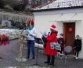 Bild: Christine Schwarz/exb
Der Nikolaus schaut bei der Andacht vor der Paulsdorfer Kirche vorbei.