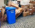 Bild: Fa. Bergler/exb
Berge von unzerkleinerten Kartonagen neben der Blauen Tonne: So wie an dieser Stelle in Weiden wollen es die Entsorgungsfirmen Bergler aus Weiherhammer und Kraus aus Windischeschenbach nicht haben.