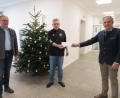 Bild: jzk
Landrat Roland Grillmeier (rechts) überreichte an SVSW-Vorsitzenden Wolfgang Weber (Mitte) eine Geldspende. Bürgermeister Roman Schäffler (links) lobte die Aktivitäten des Kemnather Sportvereins.