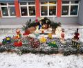 Bild: fz
Weihnachtliches Flair vor der Grundschule. Eine Krippe mit 24 Holzfiguren.