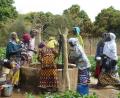 Bild: LAG Mali/exb
Ohne Brunnen in den Gärten müssten die Frauen in Mali Wasser von sehr weit her holen: 2019 finanzierte die Regionalgruppe Amberg-Sulzbach ein solches Projekt zur Selbsthilfe.