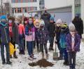 Bild: wel
An der Schule pflanzten die Kinder eine Apfelbaum.