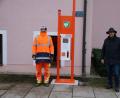 Bild: sne
Manuel Baack (links) und Bürgermeister Edgar Knobloch stellen den Defibrillator auf.