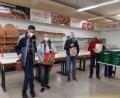 Bild: grm
In einer lobenswerten Aktion packten die Bewohner der HPZ-Förderstätte Weihnachtspäckchen für Senioren und übergaben sie der Tafel Weiden-Neustadt e.V. zur Verteilung. Von links Martin Rupprecht, Susanne Sindersberger, Förderstättenleiter Thomas Fritsch und Tafel-Vorsitzender Josef Gebhardt