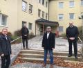 Bild: phs
Harald Kraus (Zweiter von rechts) hat mit zwei Mitstreitern das Krankenhaus Vohenstrauß gekauft. Darüber freuen sich Landrat Andreas Meier (rechts) sowie Klinken-AG-Finanzchef Manfred Tretter und Bürgermeister Andreas Wutzlhofer (von links).