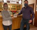 Bild: mde
Die jüngste Kemnather Stadträtin Maria Heser kaufte für das Gewinnspiel der Jungen Union Kemnath einen 25-Euro-Gutschein bei Wirt Martin Sertl vom Wirtshaus "Zur Fantasie". In einem Gespräch machte der Wirt dabei die gestiegene Präsenz in sozialen Netzwerken, "um auf Speisen und Angebote aufmerksam zu machen", deutlich.