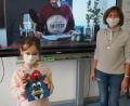 Bild: jpl
Stolz präsentiert Jessica (links) ihr Lieblingsbuch. Der Autor ist ihr Vater Andreas Fachtan (Mitte, im Display). Für den bundesweiten Vorlesetag schickte er Klassenleiterin Sonja Brunner-Rosner (rechts) eine Videobotschaft für die Klasse 2b , in der er aus seinem Buch "Großes blaues Bärenwort" vorlas.