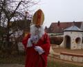 Bild: fks
Bischof Nikolaus ließ es sich nicht nehmen, den Kindergartenkindern eine Freude zu bereiten. Aber auch er schützte sich und andere vor einer möglichen Ansteckung und blieb, alleine, im Garten und Winkte aus der Ferne.
