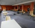 Bild: hmr
In der Cafeteria der ehemaligen Reha-Abteilung des Krankenhauses Waldsassen wird ein "Co-Working-Space" für Studenten und Praktikanten eingerichtet. Die Initiatorin Pia Ryba (links) und Bürgermeister Bernd Sommer stellten die im Aufbau befindliche Einrichtung vor.