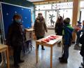 Bild: Rosa Schöner/Pfarrei Mähring/exb
Edith Bracke, Rektorin der Grundschule (rechts), sowie Brigitte Hoffmann und Rosa Schöner von der Pfarrei Mähring teilen an die Schüler der Grundschule Mähring, die beim Nikolausgottesdienst nicht dabei sein konnten, kleine Nikolaussäckchen aus.