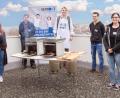 Bild: hwk
Die beteiligten Auszubildenden sowie Geschäftsführer Ralf Zander auf der Dachterrasse des Verwaltungsgebäudes in Kastl. Dort probierten sie zum ersten Mal ihren Grill aus.
