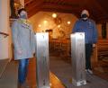 Bild: fvo
Frauenbundvorsitzende Sieglinde Zielbauer (links) und Kirchenpfleger Max Kick mit den 1400 Euro teuren Weihwasserspendern in der Waldthurner Pfarrkirche.