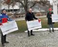 Bild:  Karoline Gajeck-Scheuck/exb
Die Organisationen (von links) von Bergwacht Amberg, Bereitschaftsleiter Johannes Potzel, Gemeinde Kümmersbruck, Bürgermeister Roland Strehl, Yvonne Roidl vom Organisationsteam-Krippenspiel St. Michael Poppenricht mit Vize-Bürgermeister Hermann Böhm, Hospizverein Amberg, Vorsitzender Georg Franz Fröhler, und Donum Vitae Amberg 
Ute Schieder nahmen erfreut die Weihnachtsüberraschungs-Schecks vom Stadtwerke Amberg-Geschäftsführer Stephan Prechtl entgegen.
