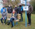 Bild: gru
Vier Mitfahrerbankl stehen in der Gemeinde Edelsfeld bereit, um Verbindungen nach draußen herzustellen. Bürgermeister Hans-Jürgen Strehl, AOVE-Geschäftsführerin Katja Stiegler, einige Gemeinderäte und Gemeindearbeiter Thomas Luber stellen das Angebot exemplarisch in Weißenberg vor.