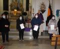 Bild: Josef Söllner
Beim Kolpinggedenktag in der Stadtpfarrkirche St. Emmeram ehrt die Kolpingsfamilie langjährige Mitglieder.. Von links: Vorsitzende Waltraud Scherer, Maria Kraus, Monika Haberkorn, Diözesanpräses Karl-Dieter Schmidt, Waltraud Sperber und Stadtpfarrer Hubert Bartel.