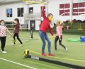 Bild: Gabi Schönberger
Wenn das Eisstadion und die Thermenwelt geschlossen haben, müssen die Schüler anderweitig ausweichen. Einige Klassen des Augustinus-Gymnasiums konnten dafür die Tennishallen am Postkeller nutzen.