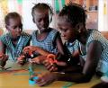 Bild: Socialis for the Gambia/exb
Im Kreativunterricht in der Schule in Gambia werden Kinder unterrichtet, die ansonsten keine Möglichkeit auf Bildung haben.
