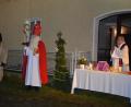 Bild: jr
Beim Familiengottesdienst auf dem Therese-Neumann-Platz, den Pfarrseelsorger Pater Benedikt Leitmayr (rechts) zelebrierte, gab es auch einen Auftritt des Nikolaus und seines Knechts Ruprecht.