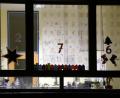 Bild: bkr
Die Schule gehört mit zum Ort, sagt Rektorin Gudrun Lehner. Der entstehende Adventskalender schafft dazu die Verbindung.