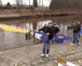 Bild: Gustl Beer
An den Treppen des Flutkanals im Max-Reger-Park bergen die Helfer die Gummisportler des Entenrennens von Round Table aus dem Wasser der Waldnaab