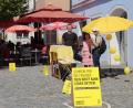 Bild: Kurt F. Stangl/exb
Normalerweise werben Kreisgruppensprecherin Barbara Beck (Zweite von rechts) und ihre Mitstreiter an Infoständen von Amnesty International, wie hier im Vorjahr in Schwandorf. Weil das wegen der Pandemie nicht möglich ist, findet am Samstag eine Mahnwache am Marktplatz beim Mönchsbrunnen statt.