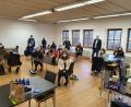 Bild: jpl
Schulleiter Alexander Köstler (stehend, rechts) hatte bei seinem Besuch in den Werkstätten der Kolping-Berufshilfe in Tirschenreuth den Eindruck gewonnen, dass die Fichtelnaabtal-Mittelschüler mit der erfolgreichen Berufsorientierungsmaßnahme zielgerichtet auf die Berufswahl vorbereitet wurden.