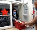 Bild: Stephan Huber
Ab sofort ist in der Stadtbibliothek die Ausleihe durchs Fenster möglich. Kathrin Rieger (links) war am Mittwoch die Erste, die diesen Service nutzte. Bibliotheks-Mitarbeiterin Gabriele Gander reichte ihr durchs Fenster ein Körbchen mit den vorbestellten Büchern.