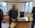 Bild: sei
Bürgermeister Richard Kammerer(rechts) unterstützte den VdK mit einer Spende von 100 Euro. Vorsitzende Carola Brust (Mitte) und Erhard Kleber (links) packten Päckchen mit Geschenken und Weihnachtsbrief für alle über 80-jährigen Mitglieder.