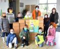 Bild: sm
Unter der Regie der Tschechisch-Lehrkraft Katerina Wimmer (Zweite von links) beteiligt sich die Schule auch heuer wieder an der Paketaktion "Kinder helfen Kindern".