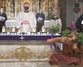 Bild: jzk
Bei den Ehrungen gratulierten Stadtpfarrer Thomas Kraus (am Altar) und Willi Popp (links) den sechs Sodalen zu ihrer 25-jährigen Mitgliedschaft bei der Marianischen Männer-Congregation (MMC): Peter Daschner, Gottlieb Plannerer, Albert Schreyer, Werner Nickl, Georg Melzner und Johann Liebal (von rechts).