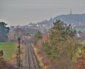Bild: DB AG/Marion Fink
Die Bahnstrecke Nürnberg–Schwandorf, die jetzt elektrifiziert werden soll, verläuft zwischen Amberg (im Hintergrund) und Irrenlohe auf etwa 20 Kilometern nur eingleisig.
