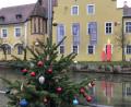 Bild: eik
Am Mittwochmittag standen die beiden Kerzen noch in trauter Zweisamkeit hinter dem Luftmuseum an der Vils – mit den Christbäumen in der Schiffgasse ein schönes Bild. Die kleine Kerze wurde geklaut.