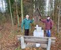 Bild: bey
Richard Gössl (rechts) hat in der gemeinsamen Werkstatt mit Siegmund Frischholz (nicht im Bild) am Marterl wieder eine Befestigungplatte angebracht, die mit vier großen Schrauben auf den vorhandenen Betonsockel fixiert werden soll. Altbürgermeister Karl-Heinz Preißer (links), Vorsitzender des Oberpfalzvereins Luhe-Wildenau, lobt das Engagement der beiden Vereinsmitglieder und hofft, dass das Marterl die weitere Zukunft unbeschädigt erlebt.