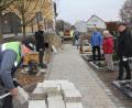 Bild: frd
Die Arbeiten am Teunzer Friedhof liefen auf Hochtouren, als sich (von rechts) Pfarrer Herbert Rösl, Mesnerin Elisabeth Dietz, Bürgermeister Norbert Eckl und Architekt Korbinian Schönberger vom Baufortschritt überzeugten.