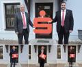 Bildmontage: Kathrin Schmidt/exb
Johann Luschmann (links, obere Reihe) übergibt die Sparkassenfiliale Haselmühl an seinen Nachfolger Andreas Löw (rechts). Mit ihm freuten sich Bürgermeister Roland Strehl (links, untere Reihe) Vorstandsvorsitzender Dieter Meier (Mitte) und Marktbereichsleiterin Stephanie Graf (rechts).