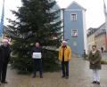 Bild: rn
Bescherung unterm Christbaum: James P. Federline, Marcus Gradl, Helmuth Wächter und Luzia Fraunholz-Armstrong (von links) treffen sich zur Übergabe der DAGA-Pakete.