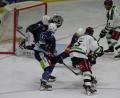 Archivbild: gb
Der Puck schlägt in der Fanghand von Philip Lehr ein: Kehrt der Goalie nach überstandener Verletzung in den Kasten der Blue Devils zurück? Die Weidener treffen am Wochenende auf Deggendorf und Rosenheim.
