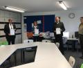 Archivbild: sne
Bürgermeister Edgar Knobloch, Konrektorin Ruth Seitz, Landrat Andreas Meier und Naturpark-Rangerin Simone Peuleke beschließen im Sommer die Gründung einer Partnerschaft.