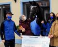 Bild: Stephan Huber
Die Warmblut-Stute "Wila Wanda" ist die Mutter des Top-Fohlens. 4000 Euro gingen an den Kinderschutzbund. Von links: Hermann Stecher, Yvonne Straller-Höhlein, Koordinatorin der Familienpatenschaften, Susanne Stecher und Kinderschutzbund-Vorsitzende Brigitte Breitfelder