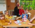 Bild: nm
Der Katholische Frauenbund Flossenbürg überrascht die Kleinsten mit einer Geschenkekiste