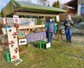 Bild: Sylvia Baer
Der Adventsstand vor dem Katholischen Kindergarten St. Johannes M. Vianney kommt bestens an. Elternbeirat und Förderverein als Motor der Aktion sind mit dem Erlös zufrieden.