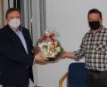 Bild: sm
Bürgermeister Gerhard Kellner (links) verabschiedete in der Sitzung des Gemeinderates den langjährigen Bauhofarbeiter Stefan Weber (rechts).