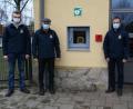 Bild: fpoz
Spenden ermöglichten die Anschaffung eines Defibrillators: Im Bild von links Manuel Fachtan, Stefan Ernstberger, Feuerwehr-Vorsitzender Markus Schultes und Kommandant Richard Wegmann.