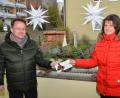 Bild: dob
Evi Grieb übergab an Dekan Alexander Hösl 1500 Euro für den Kindergarten Don Bosco, der derzeit umfassend saniert wird und viel Kraft abverlangt. Das Geld kommt damit allen Kindern der Einrichtung zugute.
