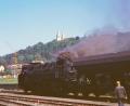 Bild: Sammlung Johannes Wiemann
Unterhalb der Wallfahrtskirche auf dem Schwandorfer Kreuzberg ist im Sommer 1972 eine Lok mit Rangierarbeiten beschäftigt. Dieses Motiv von Wilfried Sommer findet sich auf dem Juli-Blatt des neuen Eisenbahnkalenders.