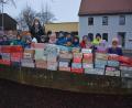 Bild: jr
Stolz präsentierten die Mädchen und Buben des Kinderhauses Konnersreuth die für die Aktion "Geschenk mit Herz" gepackten Weihnachtspäckchen. Kinderhausleiterin Imke Steinert dankte den Eltern für das Bestücken und die Gestaltung der Pakete.